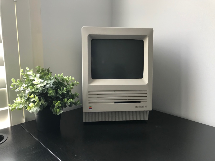 Macintosh SE on display